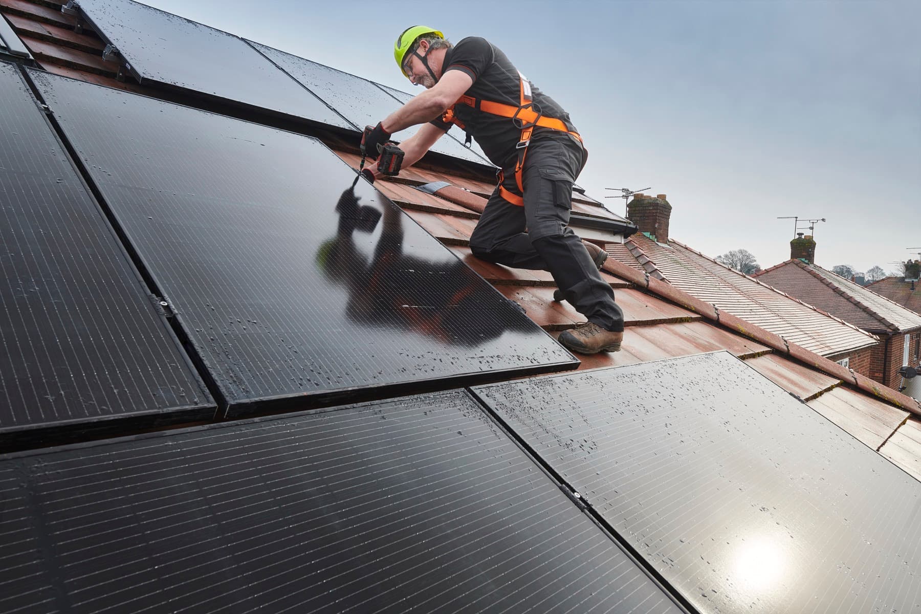 Multiples panneaux solaires sur grande toiture résidentielle