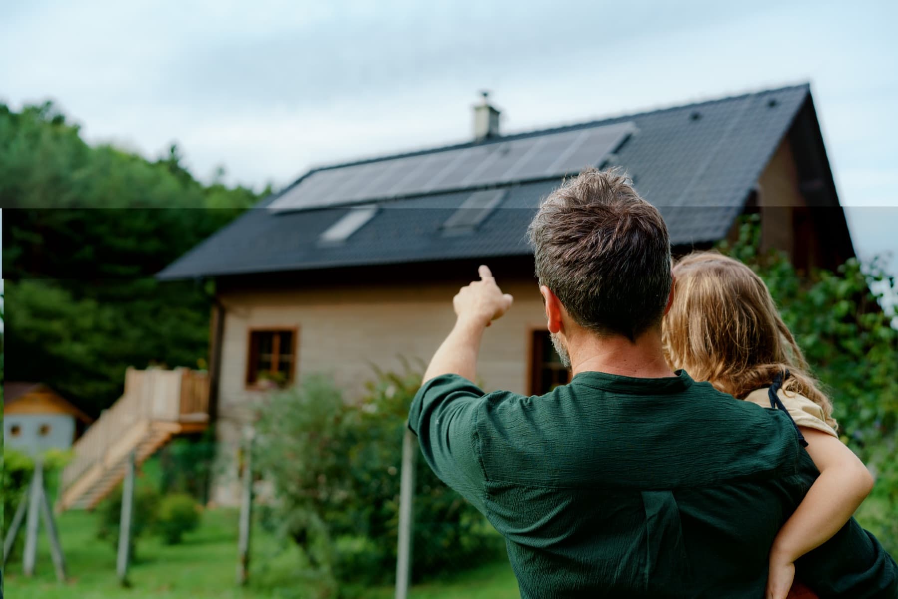 Famille devant maison équipée en autoconsommation solaire