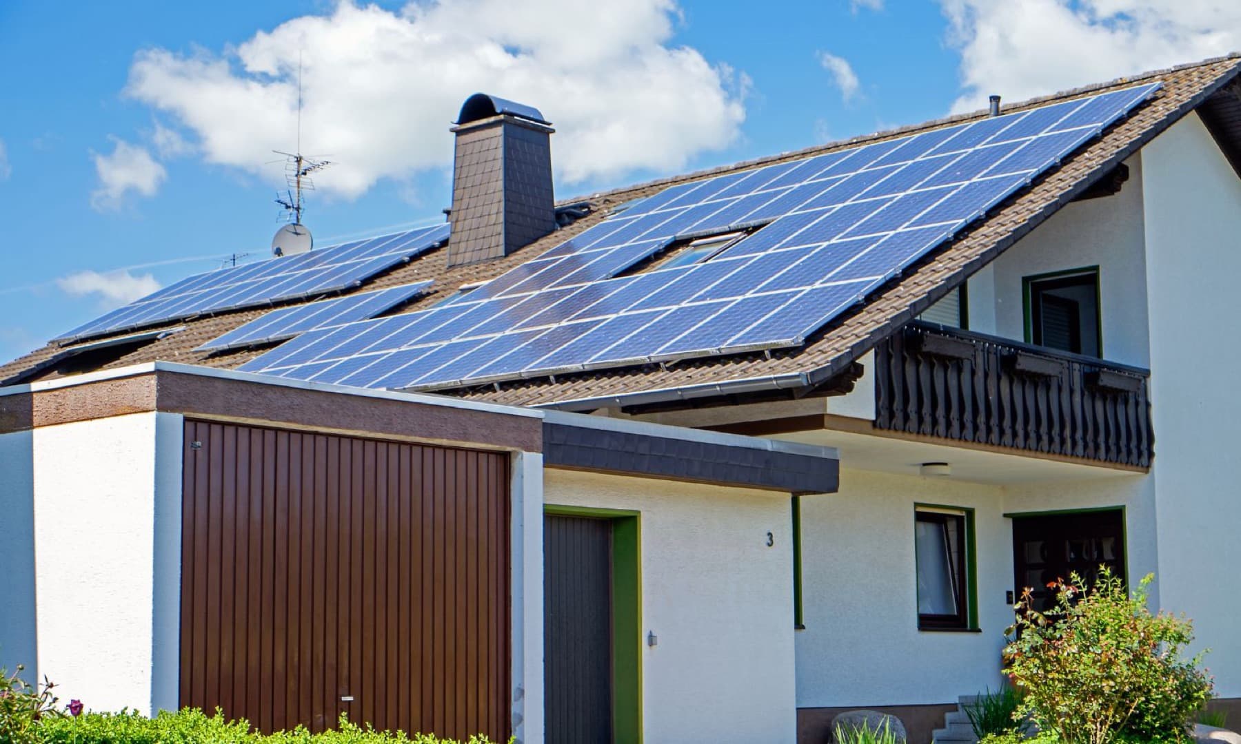 Vue de Genève avec toitures équipées de panneaux solaires
