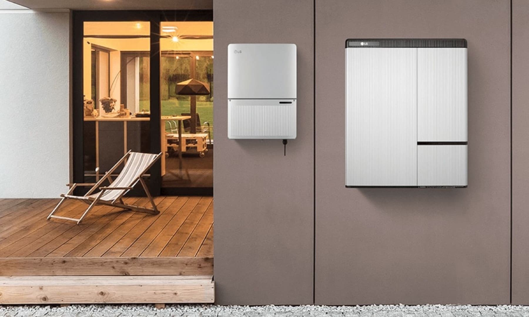 Onduleur photovoltaïque installé sur mur intérieur