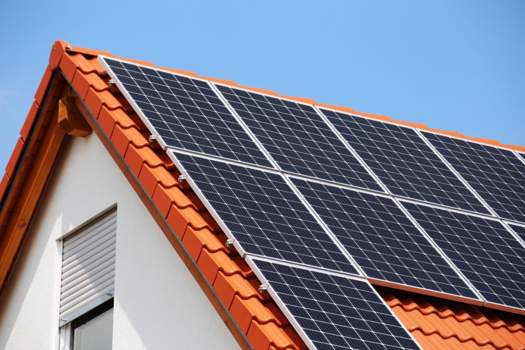 Panneaux solaires photovoltaïques installés sur toiture résidentielle