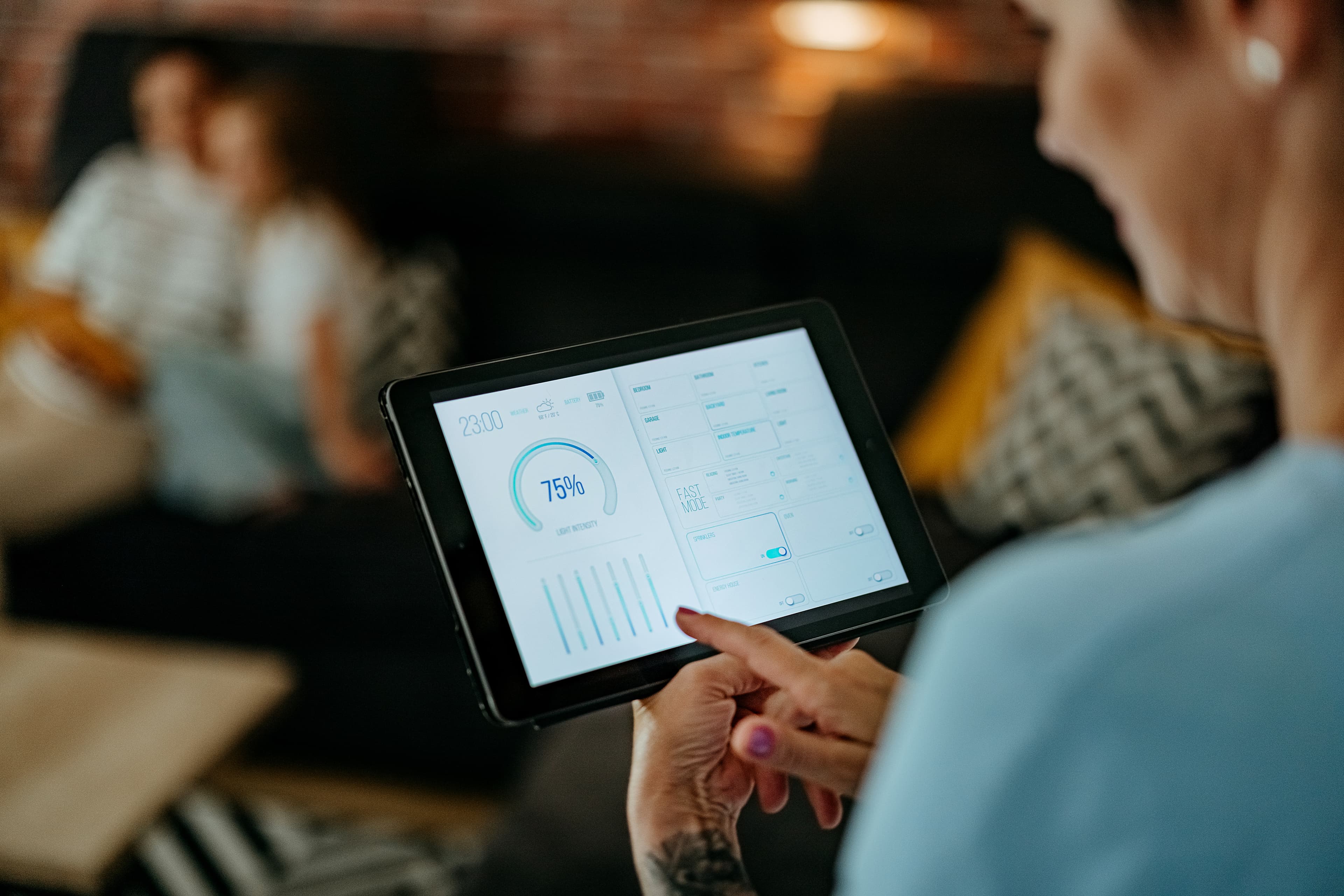 Tablette affichant le dashboard de suivi de production solaire