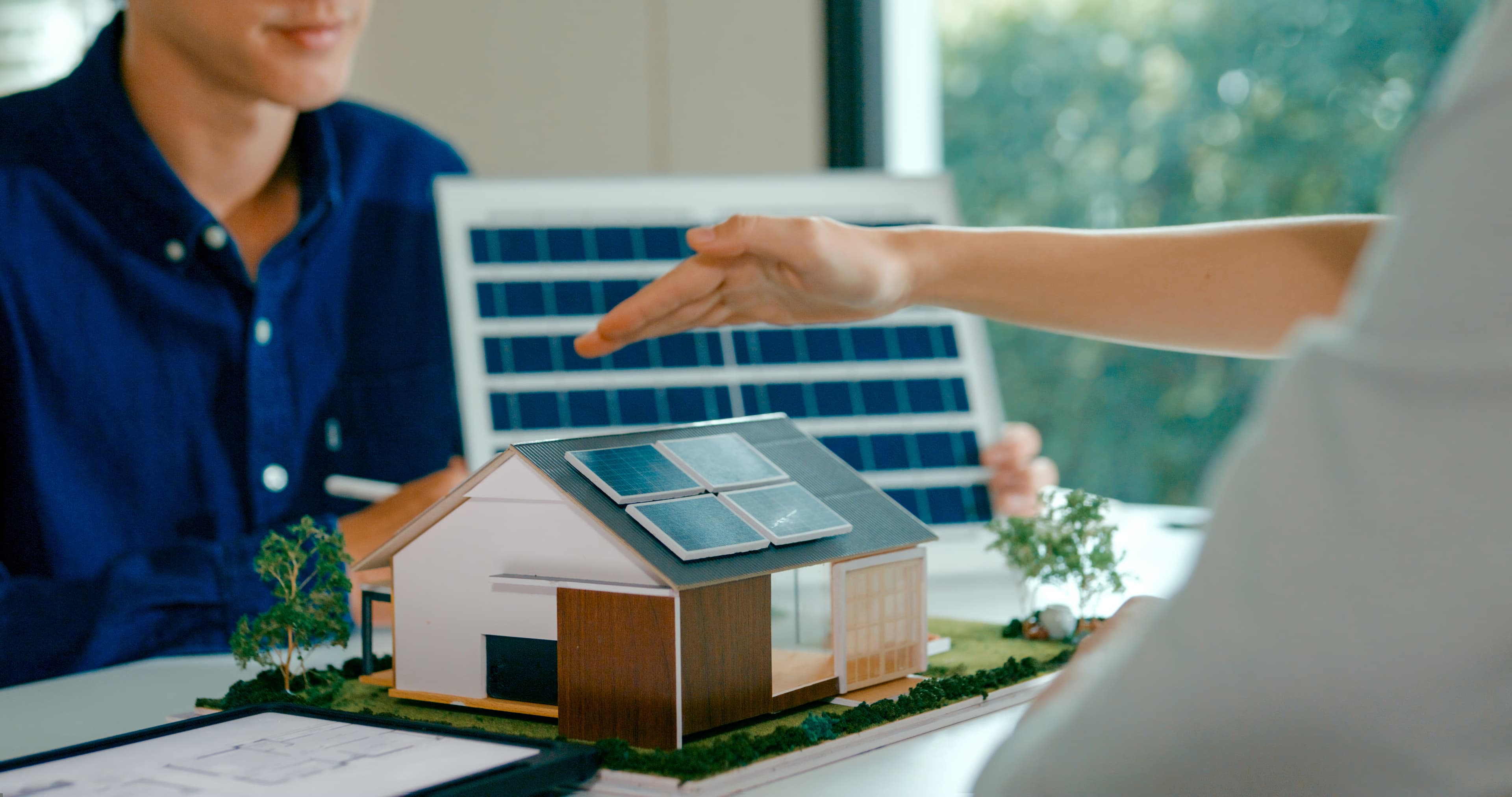 Étude technique sur maquette de maison avec panneaux